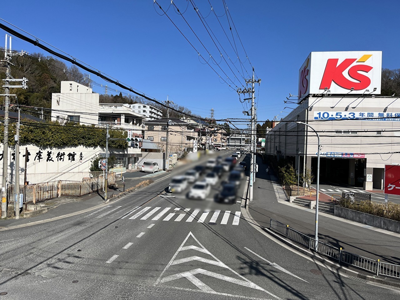 東生駒二丁目交差点からみたはとむぎの杜