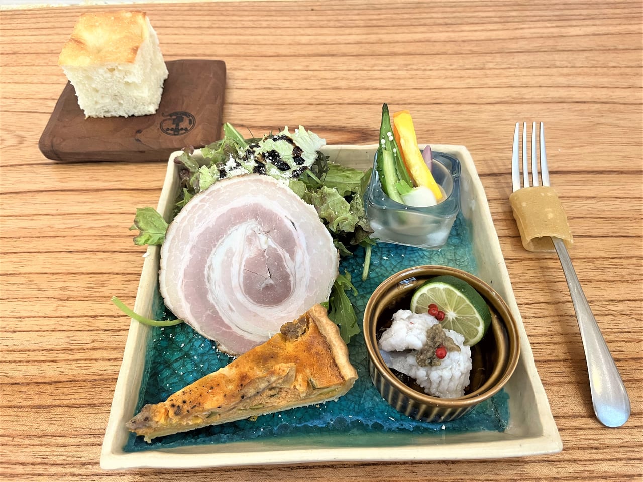 前菜盛り合わせと自家製パン