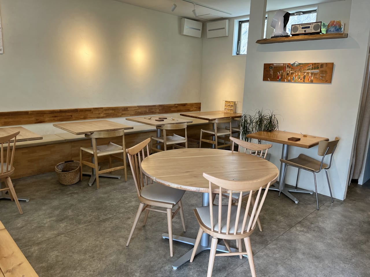 パスタイオプルチーノの店内テーブル席