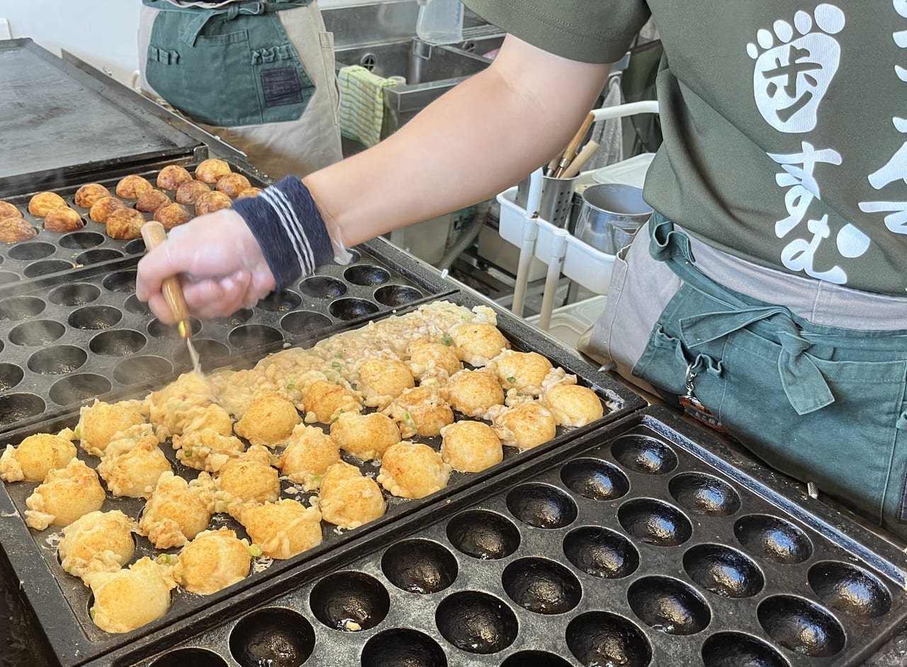 手際よくたこ焼きを焼くところ