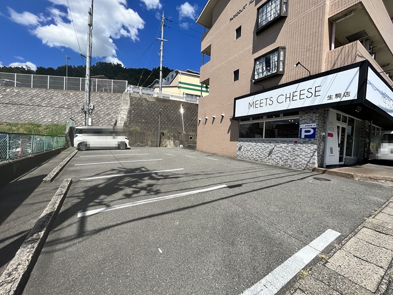 MEETS CHEESE 生駒店の駐車場